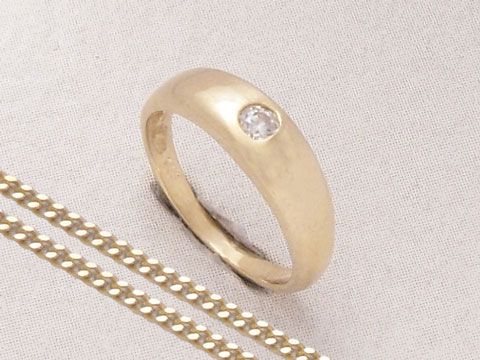 Taufring Gold 333 mit Zirkonia und vergoldete Kette als Taufgeschenk, Hersteller Juwelier Harnisch, elegantes und zeitloses Design, ideal für besondere Anlässe.