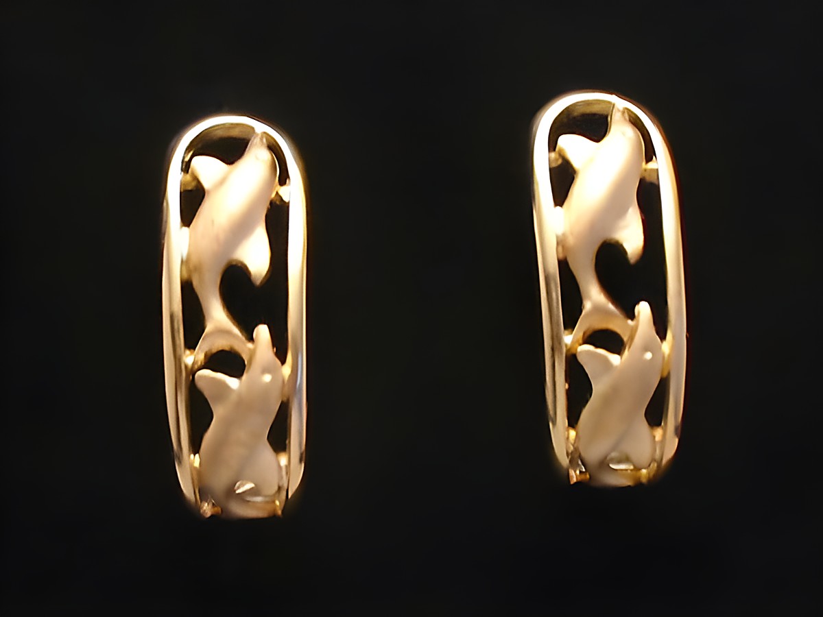 Gold 585 Ohrstecker mit Delfinen, von Juwelier Harnisch, in ansprechendem Design mit Tieren. Ideal für Tierliebhaber und als modisches Accessoire.