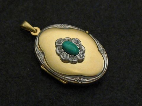 Bicolor Medaillon aus Gold 333 mit einem türkisen Cabochon und Brillanten, hergestellt von Juwelier Harnisch, freundliche und elegante Ausstrahlung, ideal für besondere Anlässe.