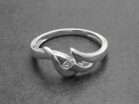 Ring aus Tribal Sterling Silber mit Zirkonia, Größe 52, Hersteller Juwelier Harnisch, elegantes Design mit geschwungenen Formen und funkelndem Stein. Ideal für jeden Anlass.