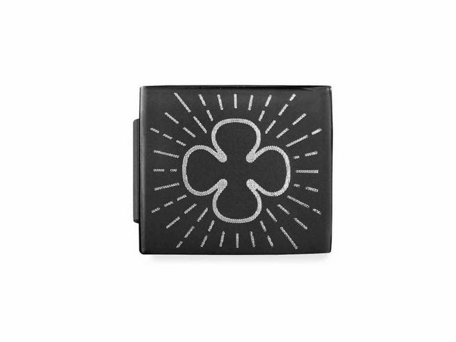 Schwarzes, mattes Charm mit einem eingelassenen Kleeblatt-Design und strahlenförmigen Mustern aus Edelstahl, hergestellt von Nomination, Modellnummer 230110 05 GLAM SYMBOLE.