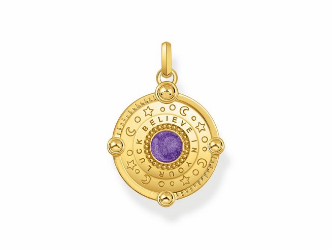 Silber vergoldeter Thomas Sabo Anhänger mit violettem Emaille und Zirkonia, kosmischer Talisman mit eingravierten Symbolen und dem Schriftzug Believe in Your Luck.