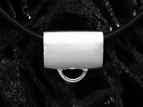 37499-0 Charms Träger für Kette aus Sterling Silber von Juwelier Harnisch, elegantes Design mit einem runden Anhänger für die individuelle Gestaltung.