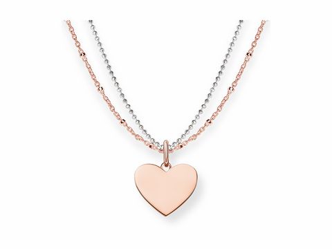 Zwei Ketten in Silber und vergoldetem Roségold mit einem herzförmigen Anhänger. Die Ketten haben eine Länge von 45 cm und stammen vom Hersteller Thomas Sabo.