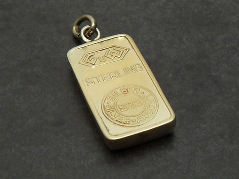 Silber Anhänger in Form eines Barren, vergoldet, Hersteller Juwelier Harnisch, elegantes Design mit eingravierten Details. Ideal für stilvollen Schmuck.