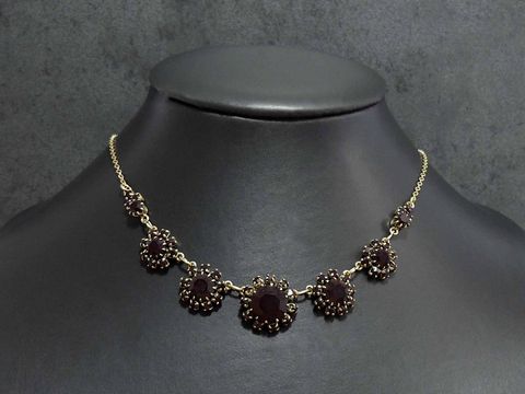 Strass Kette stilvoll in granatrotem Farbton, 44 cm lang, goldfarbene Fassung, gefertigt von Juwelier Harnisch. Elegante Akzente durch funkelnde Steine und edles Design.