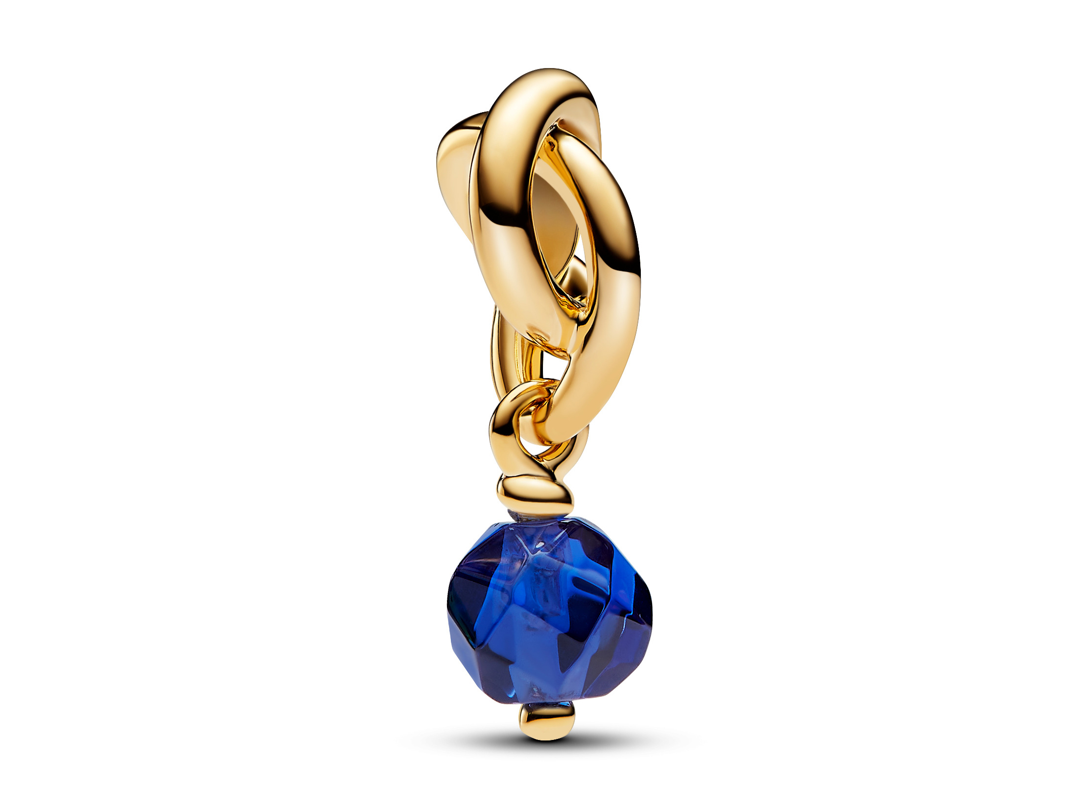 Charm von Pandora in Gelbgold vergoldet mit einem blauen Kristall, der an einer eleganten Schleife hängt, ideal für stilvolle Schmuckkollektionen im September.