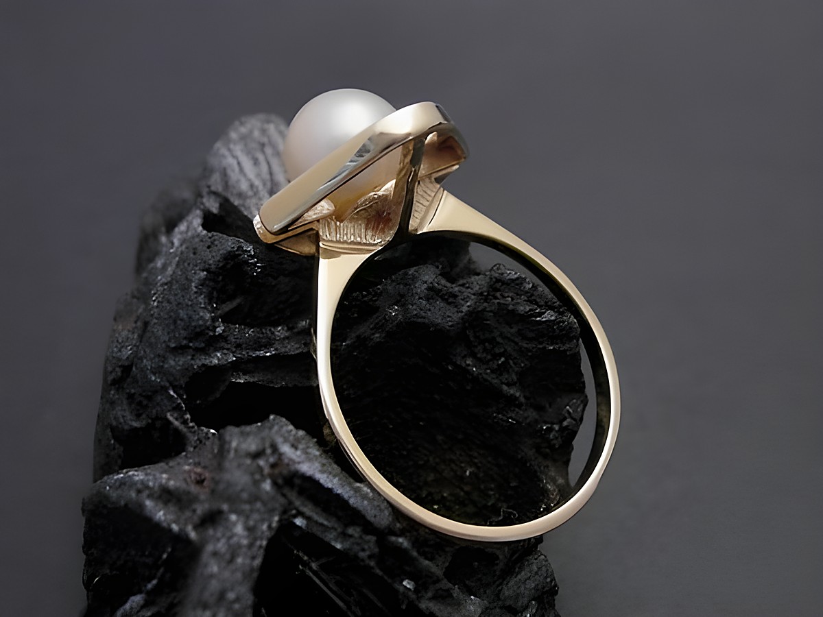 Gold Perlen Ring aus 585 Gold mit einer Zuchtperle von 7,7 mm, Größe 55, hergestellt von Juwelier Harnisch, dekorativ auf schwarzem Untergrund präsentiert. – Ansicht 2