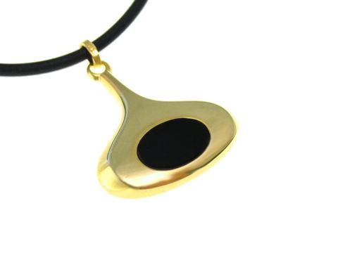 Goldanhänger mit einem ovalen Onyx-Einsatz, gefertigt vom Juwelier Harnisch, an einem schwarzen Halsband befestigt, glänzende Oberfläche und elegantes Design.