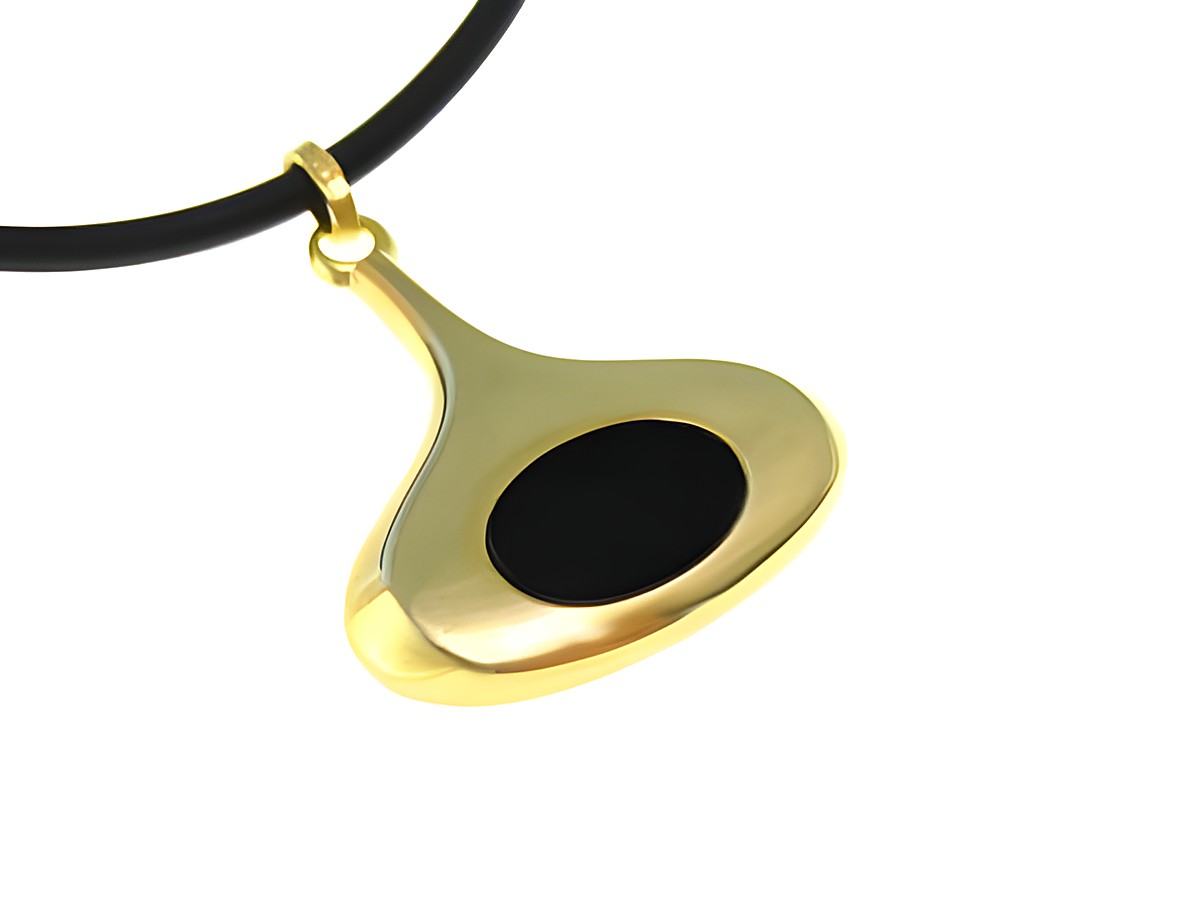 Goldanhänger mit einem ovalen Onyx-Einsatz, gefertigt vom Juwelier Harnisch, an einem schwarzen Halsband befestigt, glänzende Oberfläche und elegantes Design.