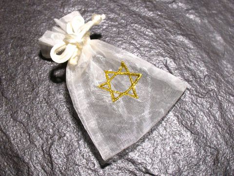 100018-0 Organza Beutel mit Davidstern in Goldfarbe, Größe 10 x 7 cm, sorgfältig handgearbeitet, ideal für besondere Anlässe oder als kleine Geschenkverpackung, hergestellt von Juwelier Harnisch.