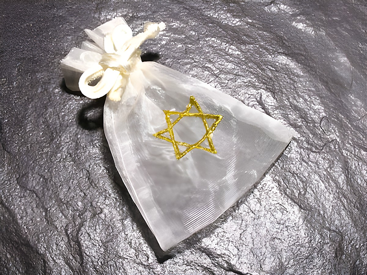 Organza Beutel mit Davidstern in Goldfarbe, Größe 10 x 7 cm, sorgfältig handgearbeitet, ideal für besondere Anlässe oder als kleine Geschenkverpackung, hergestellt von Juwelier Harnisch.