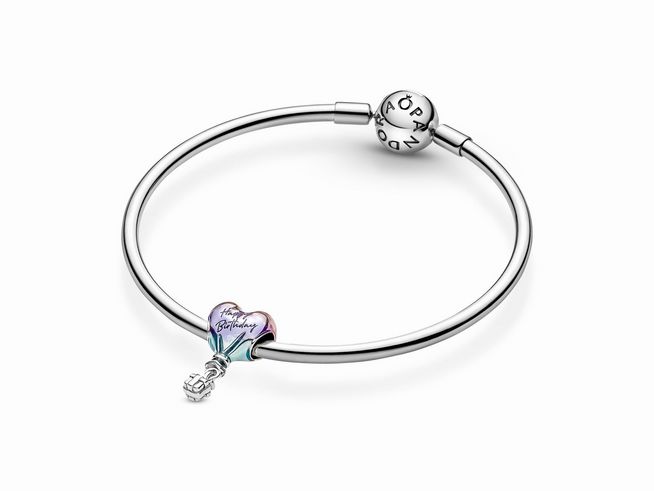 Ein zarter Silberarmreif von Pandora mit einem bunten, herzförmigen Charm in Glanz-Emaille und der Aufschrift „Happy Birthday“, ideal als Geschenk zum Geburtstag.