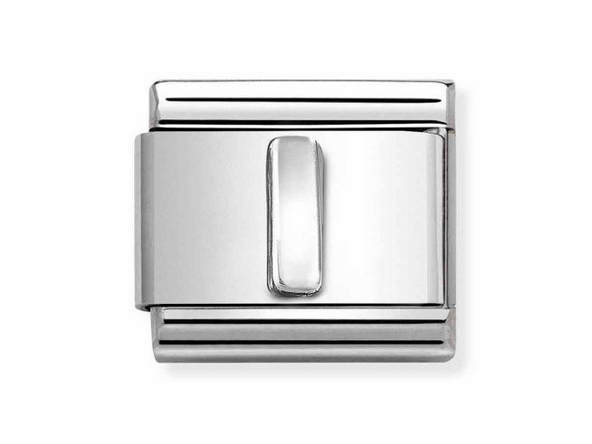 Edelstahl CLASSIC Buchstabe von Nomination in silber oxidiertem Finish mit glänzender Oberfläche und dekorativen Streifen. Ideal für personalisierte Schmuckstücke und Armbänder.
