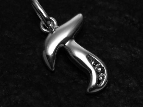 T Buchstaben Anhänger aus Sterling Silber mit Zirkonia, elegant und filigran gestaltet, hergestellt von Juwelier Harnisch, ideal als besonderes Schmuckstück oder Geschenk.