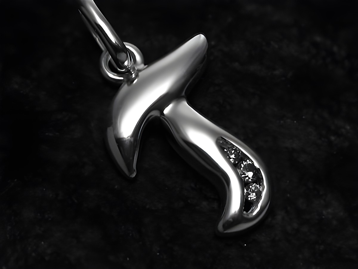 T Buchstaben Anhänger aus Sterling Silber mit Zirkonia, elegant und filigran gestaltet, hergestellt von Juwelier Harnisch, ideal als besonderes Schmuckstück oder Geschenk.