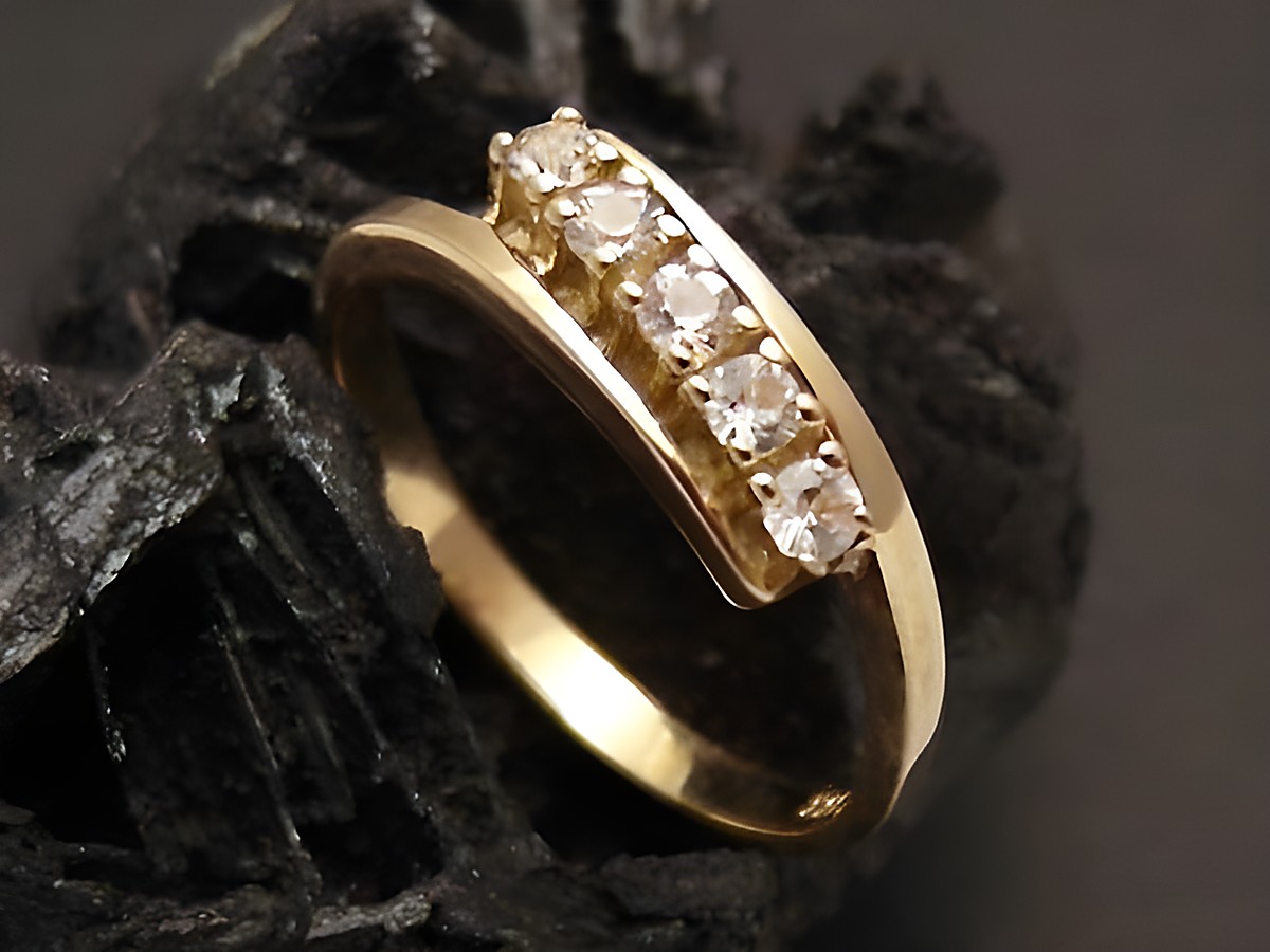 Goldring lieblich aus Gold 333 mit Zirkonia, Größe 54, Hersteller Juwelier Harnisch, elegant gestaltet mit funkelnden Steinen, ideal für besondere Anlässe.