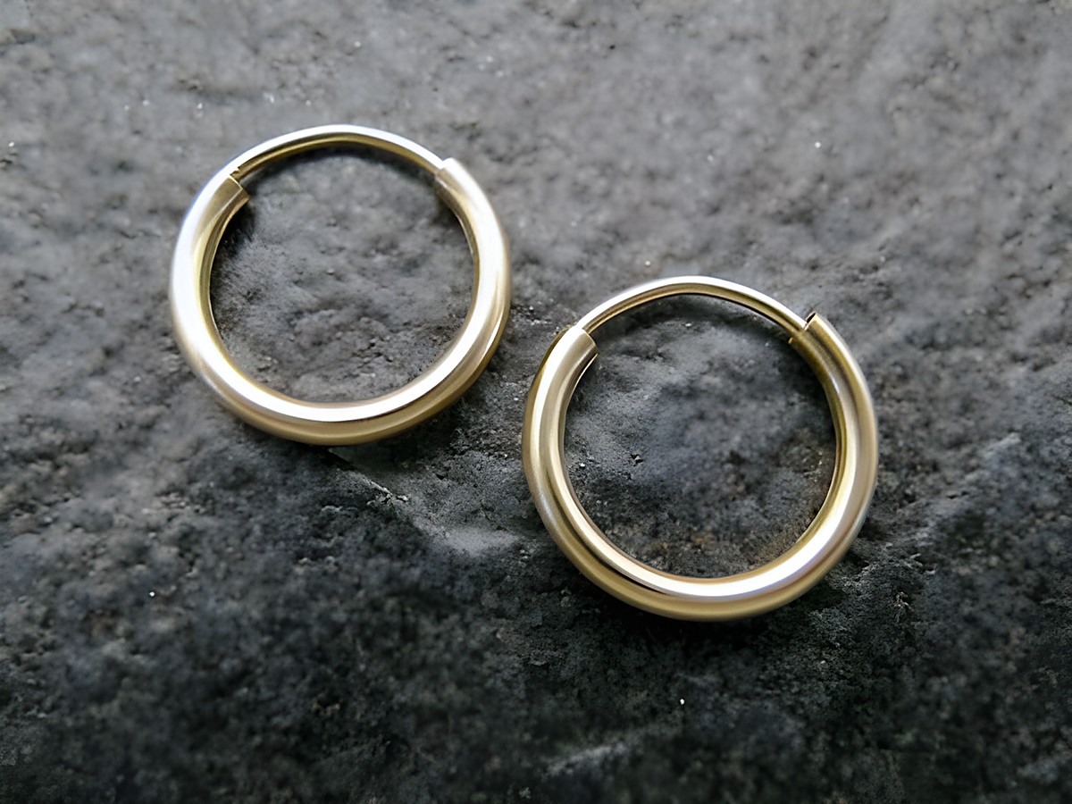Gold Creolen 1,3 cm aus Gold 333 mit einem Durchmesser von 2 mm, hochwertig verarbeitet vom Juwelier Harnisch, stilvolle Ohrringe bis 15 mm.