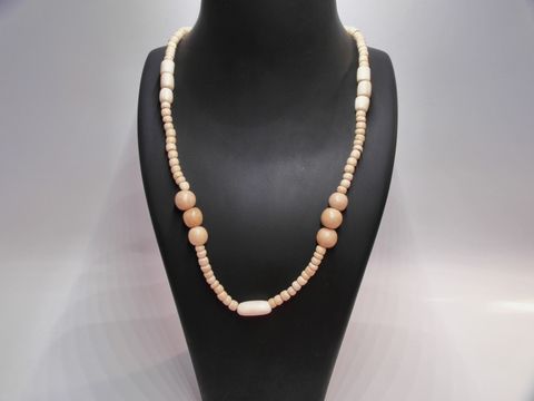 Holzkette in Multiform mit einer Länge von 60 cm und einer Breite von 28 mm in naturbraun, hergestellt von Juwelier Harnisch, idealer Holz Schmuck für jede Gelegenheit.