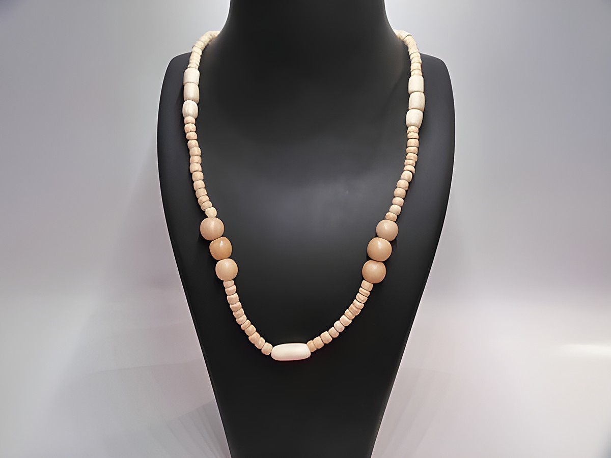 Holzkette in Multiform mit einer Länge von 60 cm und einer Breite von 28 mm in naturbraun, hergestellt von Juwelier Harnisch, idealer Holz Schmuck für jede Gelegenheit.