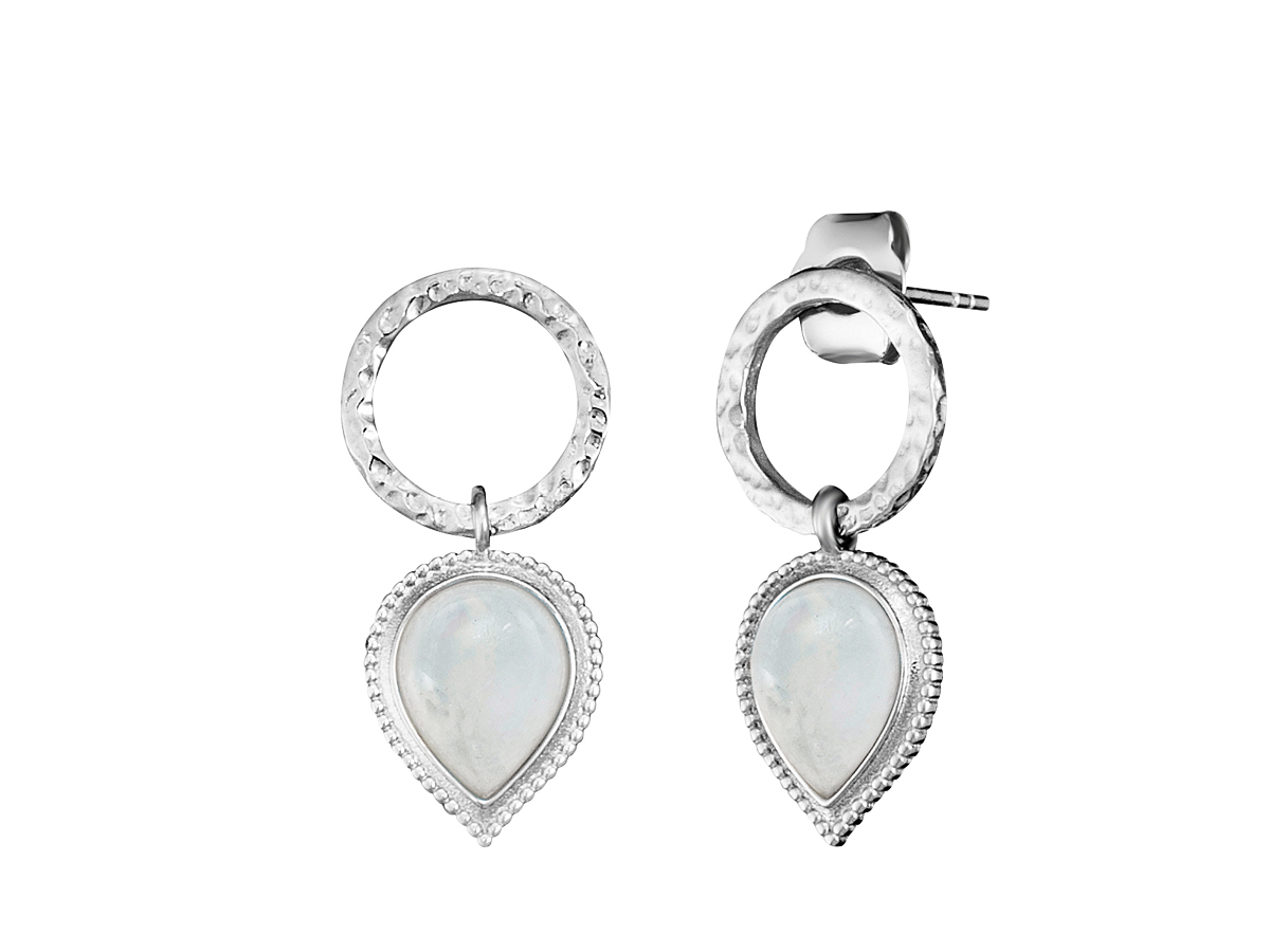 Engelsrufer ERE-PUREDROP-MO MOONDROP Ohrstecker aus rhodiniertem Silber mit mondsteinfarbenem tropfenförmigen Anhänger, umgeben von filigraner Ringschiene.