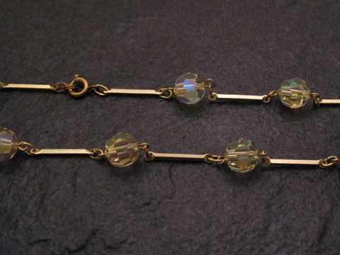 Eine Kette mit gelben Strasssteinen, 54 cm lang und 10x10 mm breit, hergestellt von Juwelier Harnisch, aus hochwertigen Materialien gefertigt, ideal als elegantes Accessoire.
