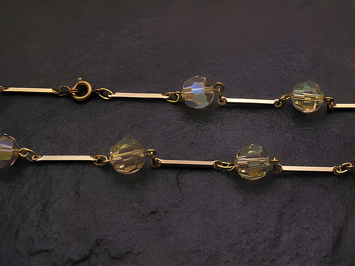 Eine Kette mit gelben Strasssteinen, 54 cm lang und 10x10 mm breit, hergestellt von Juwelier Harnisch, aus hochwertigen Materialien gefertigt, ideal als elegantes Accessoire.