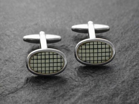 Silberfarbene Manschettenknöpfe im Carbon-Look mit einem modernen Muster. Hersteller Juwelier Harnisch. Elegantes Design für formelle Anlässe.