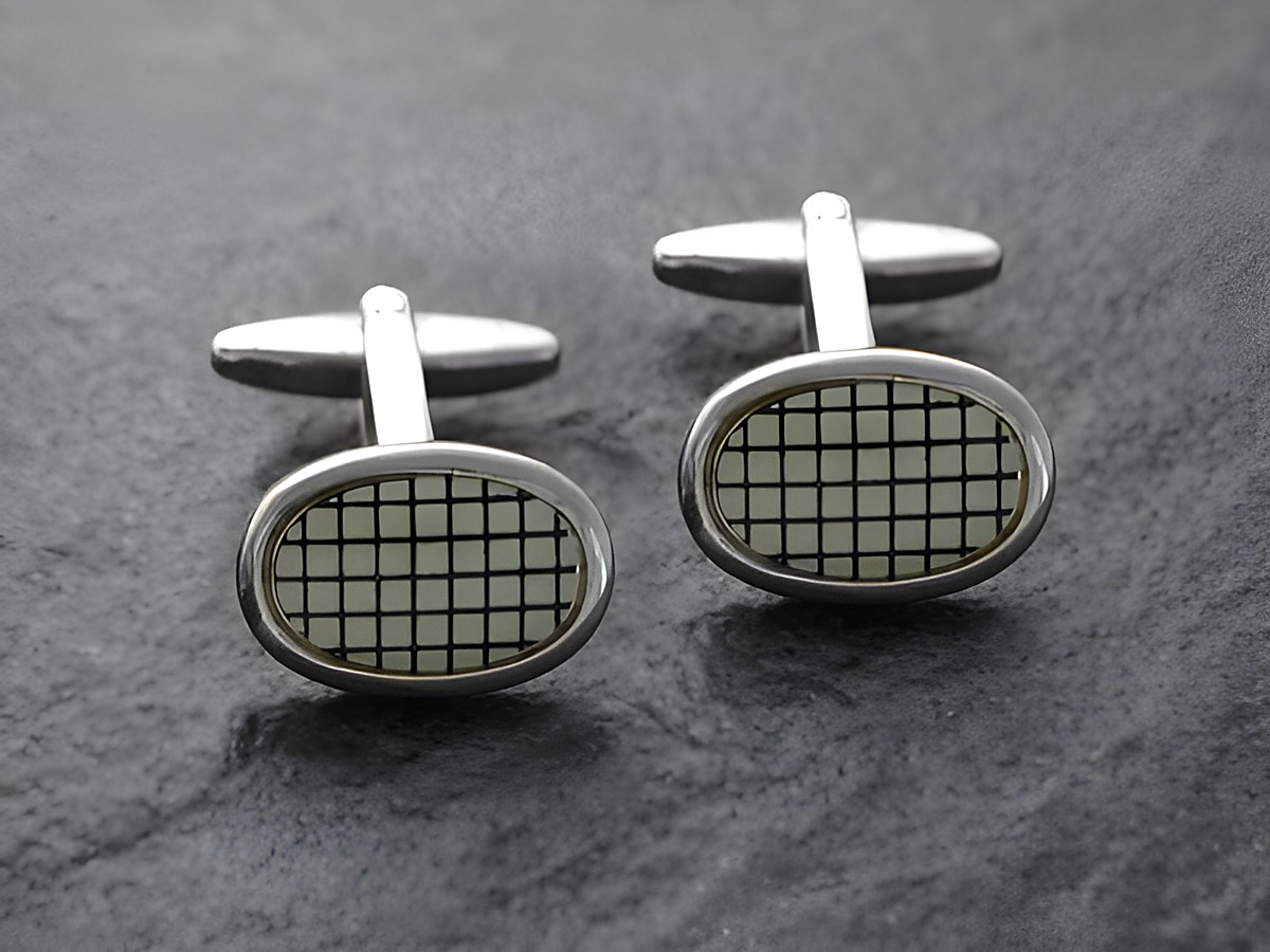 Silberfarbene Manschettenknöpfe im Carbon-Look mit einem modernen Muster. Hersteller Juwelier Harnisch. Elegantes Design für formelle Anlässe.