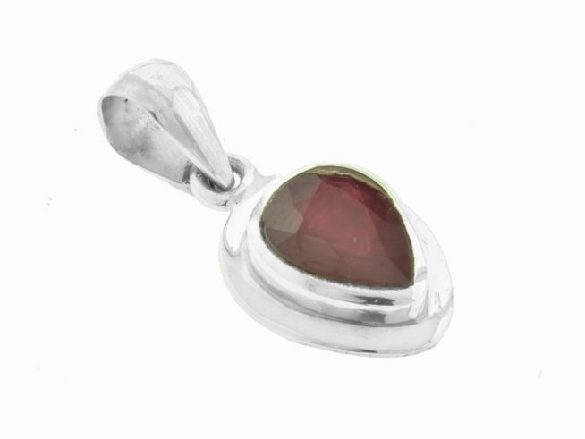 Edel anhänger Tropfen Rubin unbehandelt in hoher Qualität, gefasst in Silber 925, von Juwelier Harnisch. Elegantes Design mit strahlendem Rubin.