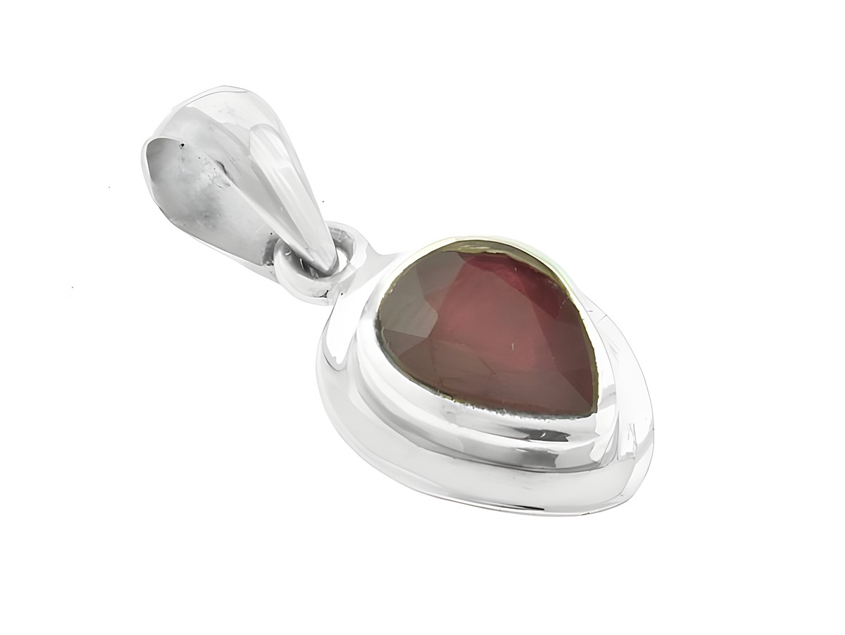 Edel anhänger Tropfen Rubin unbehandelt in hoher Qualität, gefasst in Silber 925, von Juwelier Harnisch. Elegantes Design mit strahlendem Rubin.