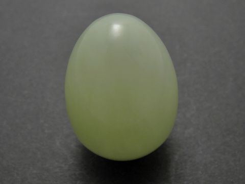 Naturstein Ei aus Achat in hellgrün, 30 x 22 x 22 mm, Hersteller Juwelier Harnisch, ideal als Dekoration oder Sammlerstück. Glatte Oberfläche und eleganter Farbton.