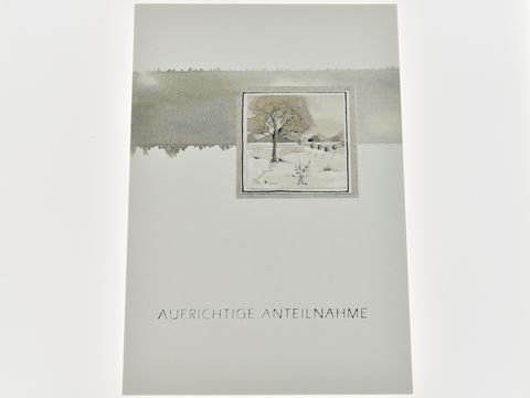 Eine Trauerkarte mit Aquarell in Grau, die einen Baum in einer winterlichen Landschaft zeigt, und dem Schriftzug Aufrichtige Anteilnahme. Hersteller ist Juwelier Harnisch.