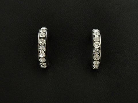 Strass Ohrstecker Halbcreole in weiß mit funkelnden Strasssteinen, elegant und zeitlos, Hersteller Juwelier Harnisch, ideal für besondere Anlässe oder den Alltag.