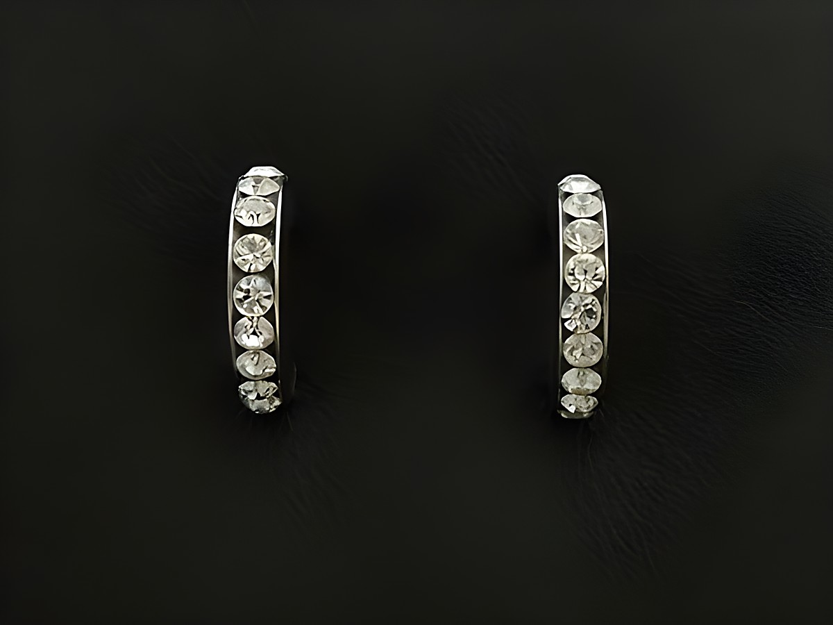 Strass Ohrstecker Halbcreole in weiß mit funkelnden Strasssteinen, elegant und zeitlos, Hersteller Juwelier Harnisch, ideal für besondere Anlässe oder den Alltag.