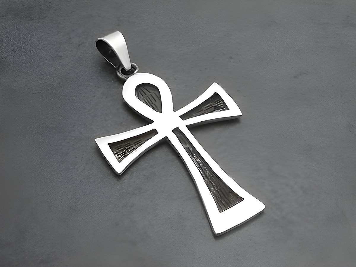 Kreuz Anhänger aus 925 Sterling Silber, hergestellt von Juwelier Harnisch, mit einem einzigartigen Muster, elegant gestaltet und perfekt für jeden Anlass.