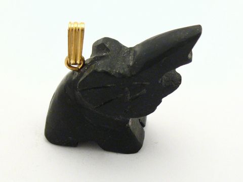 Elefant Glücksbringer aus Onyx als goldfarbener Anhänger, gefertigt von Juwelier Harnisch, mit feinen Edelsteinen als besondere Dekoration.