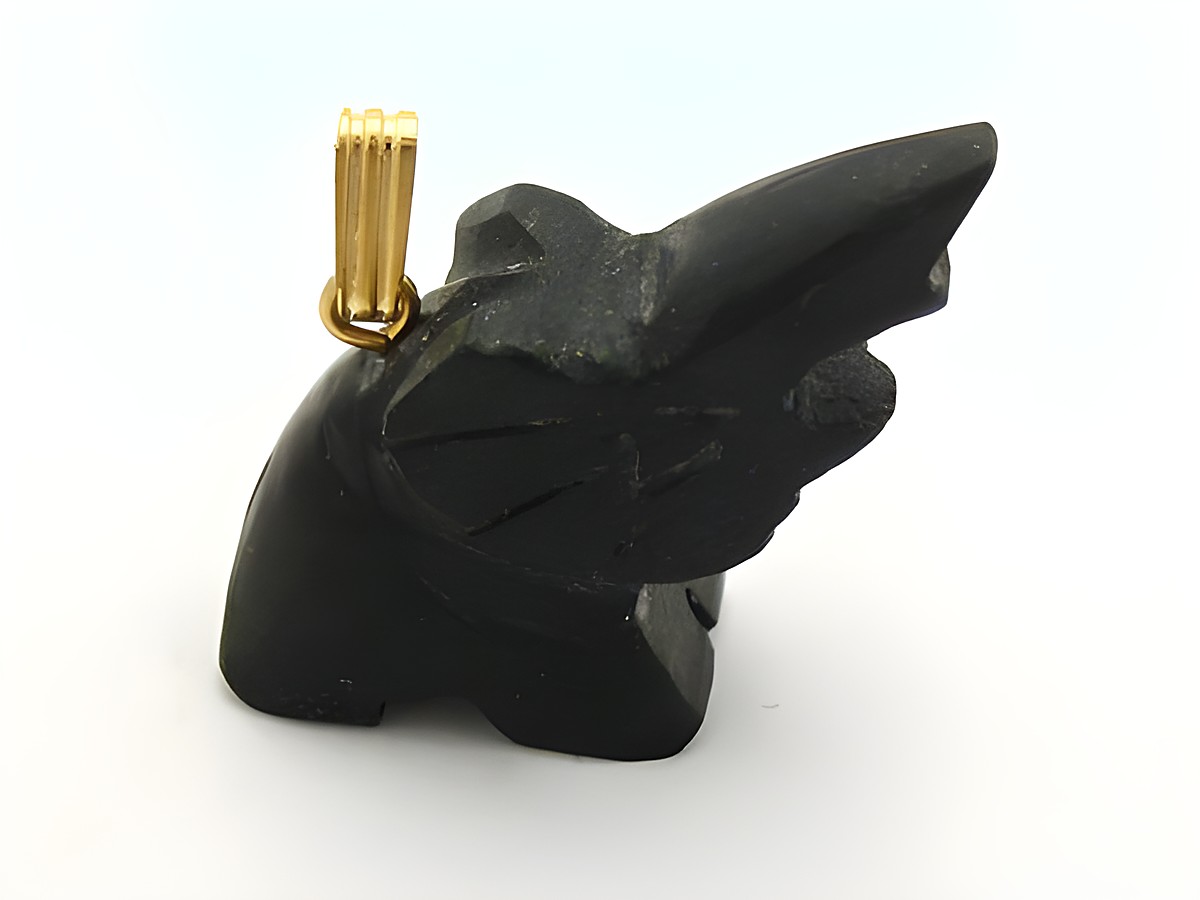 Elefant Glücksbringer aus Onyx als goldfarbener Anhänger, gefertigt von Juwelier Harnisch, mit feinen Edelsteinen als besondere Dekoration.
