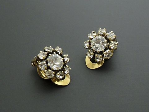 Strass Ohrclip feminin weiß Strass Schmuck von Juwelier Harnisch, glänzende Ohrclips mit funkelnden Kristallen in floraler Anordnung und goldfarbener Basis. Ideal für festliche Anlässe.