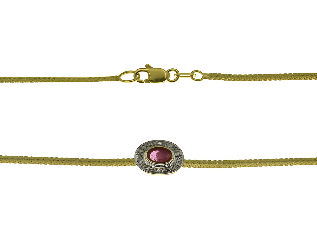 Mittelteilcollier aus Gelbgold 333 mit einem Rubin und einer eleganten Umrandung, Länge 43 cm, gefertigt vom Juwelier Harnisch, stilvolles Schmuckstück für königliche Anlässe.