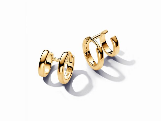 Doppelte Huggie-Kreolen-Ohrringe von Pandora in vergoldetem Gelbgold, elegant und modern, mit glänzender Oberfläche und geschwungenem Design, ideal für jeden Anlass.