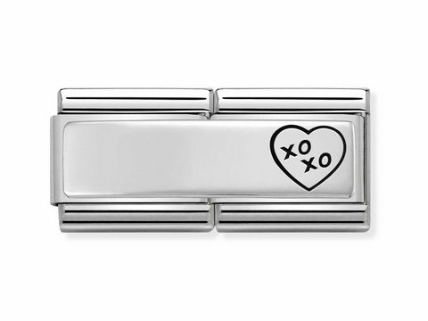 433071015-0 Die Abbildung zeigt das Nomination 330710 15 - DOUBLE Classic Silver Shine Herz XOXO, ein elegantes, silbernes Schmuckelement mit einem herzförmigen Motiv und der Aufschrift XOXO.