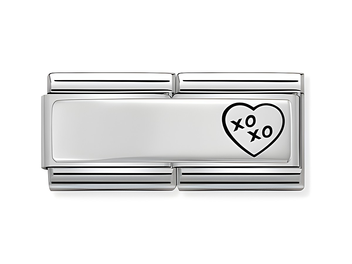 Die Abbildung zeigt das Nomination 330710 15 - DOUBLE Classic Silver Shine Herz XOXO, ein elegantes, silbernes Schmuckelement mit einem herzförmigen Motiv und der Aufschrift XOXO.