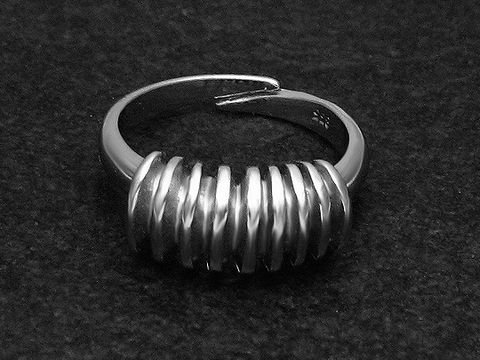 Silberring in abstrakter Form, etwas verstellbar, rhodiniert, ohne Stein, gefertigt vom Juwelier Harnisch, moderne und elegante Optik.