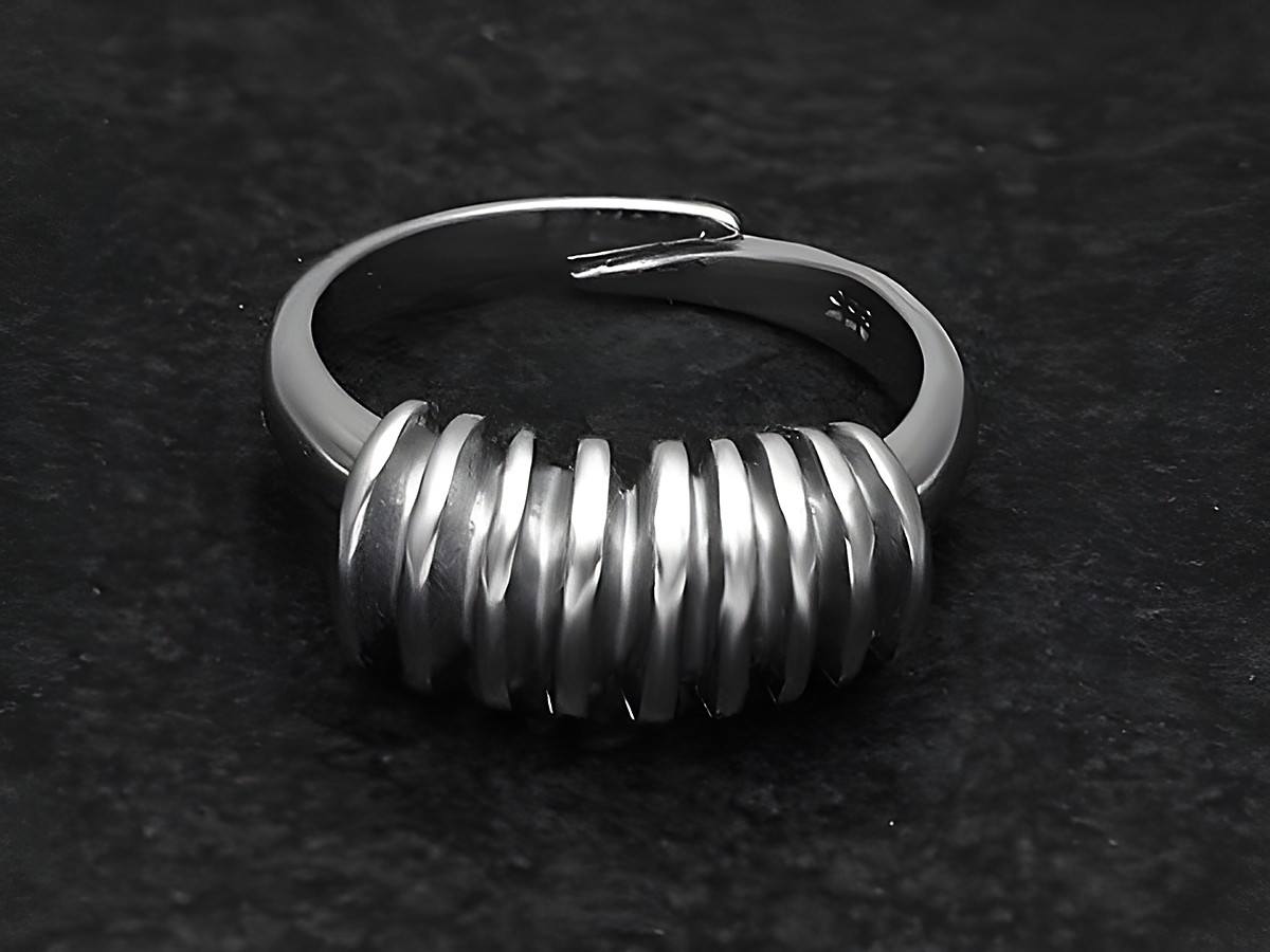 Silberring in abstrakter Form, etwas verstellbar, rhodiniert, ohne Stein, gefertigt vom Juwelier Harnisch, moderne und elegante Optik.