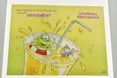 Geburtstagskarte mit einem Frosch und einem Fisch, die aus einem Getränk mit Strohhalm genießen, Hersteller Juwelier Harnisch, zeigt fröhliche Farben und Text Herzlichen Glückwunsch.