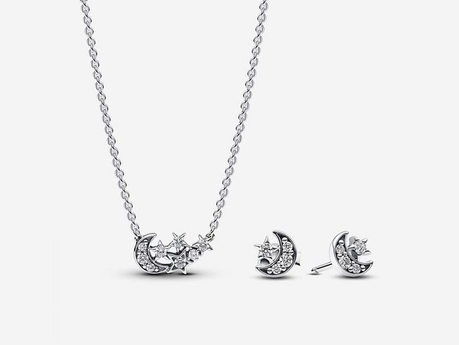 Schmuckset von Pandora bestehend aus einer Kette mit Mond- und Sternanhänger aus Sterling Silber sowie passenden Ohrsteckern, besetzt mit funkelndem Zirkonia in Weiß.