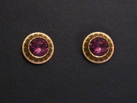 Lila facettierte Gold Ohrstecker mit weiteren Steinen, hergestellt von Juwelier Harnisch, elegantes Design für jeden Anlass.