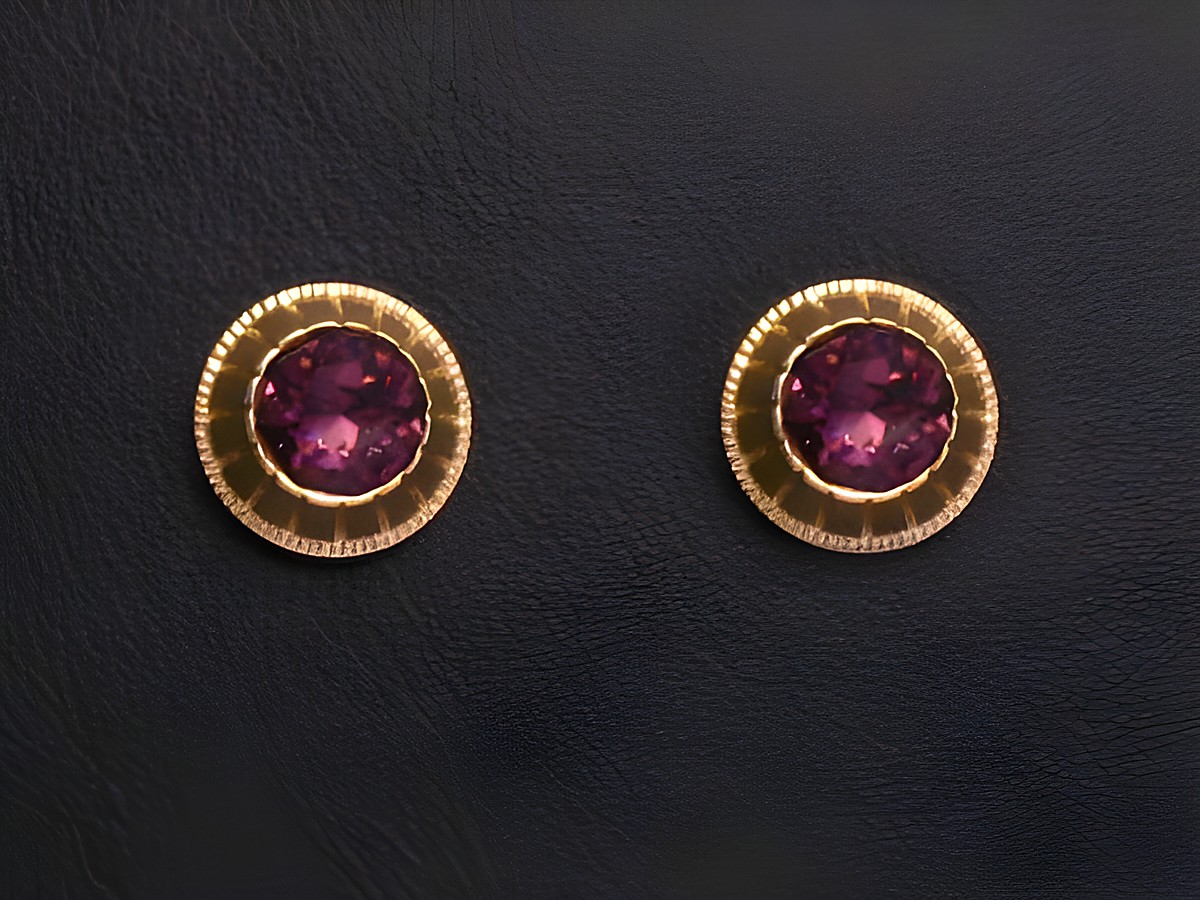 Lila facettierte Gold Ohrstecker mit weiteren Steinen, hergestellt von Juwelier Harnisch, elegantes Design für jeden Anlass.