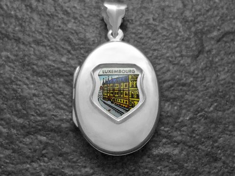 Silber Medaillon mit einer Darstellung einer Häuserfassade in Luxemburg, Hersteller Juwelier Harnisch, Europa Medaillons. Mediterranes Design, ideal als Schmuckstück für Sammler.